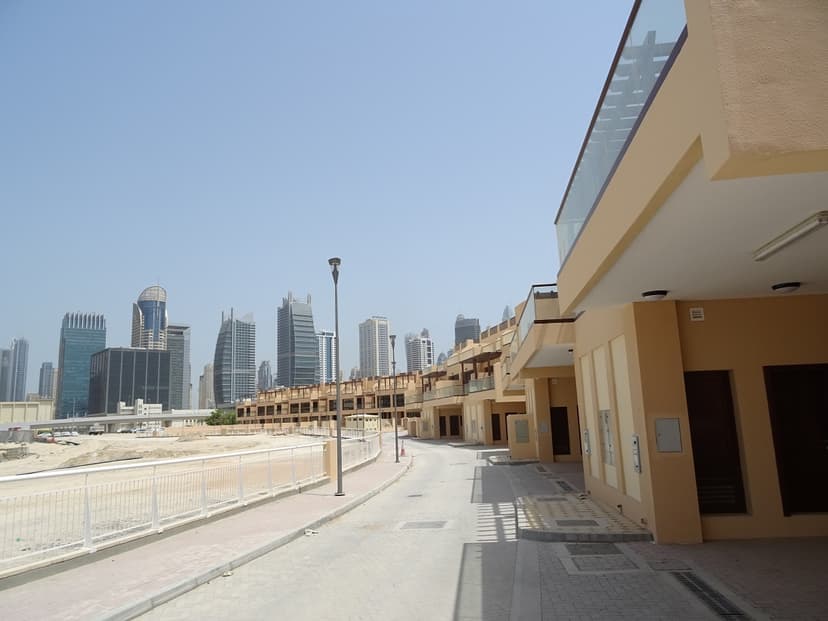 Townhouses at Jumeirah Islands construction — photo 14