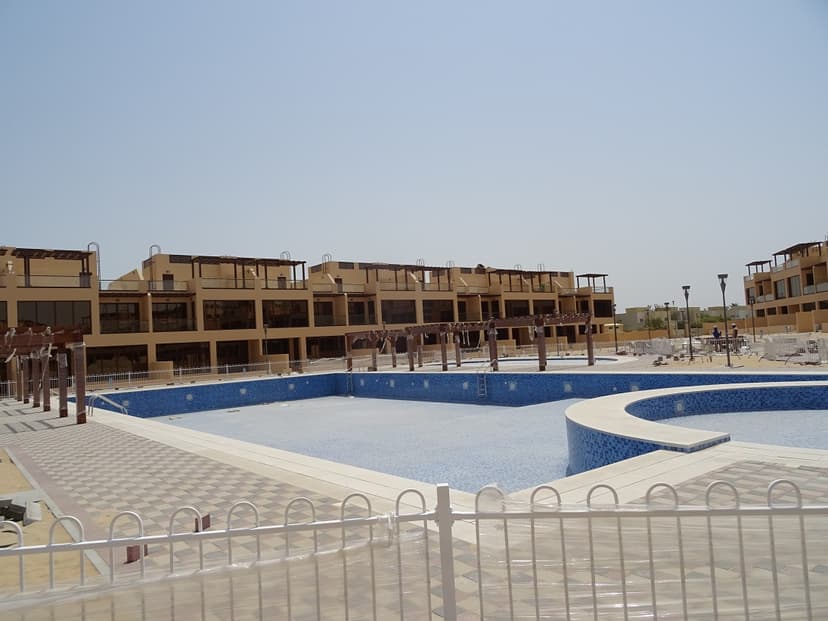 Townhouses at Jumeirah Islands construction — photo 18