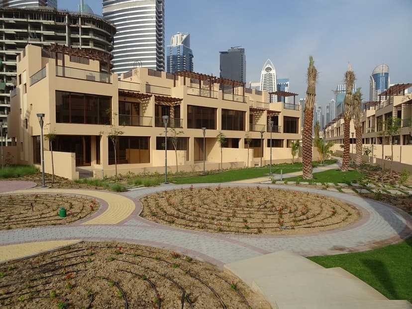 Townhouses at Jumeirah Islands construction — photo 12