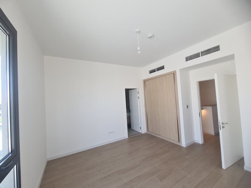 Jebel Ali Village Townhouses - Phase 2 construction — photo 9