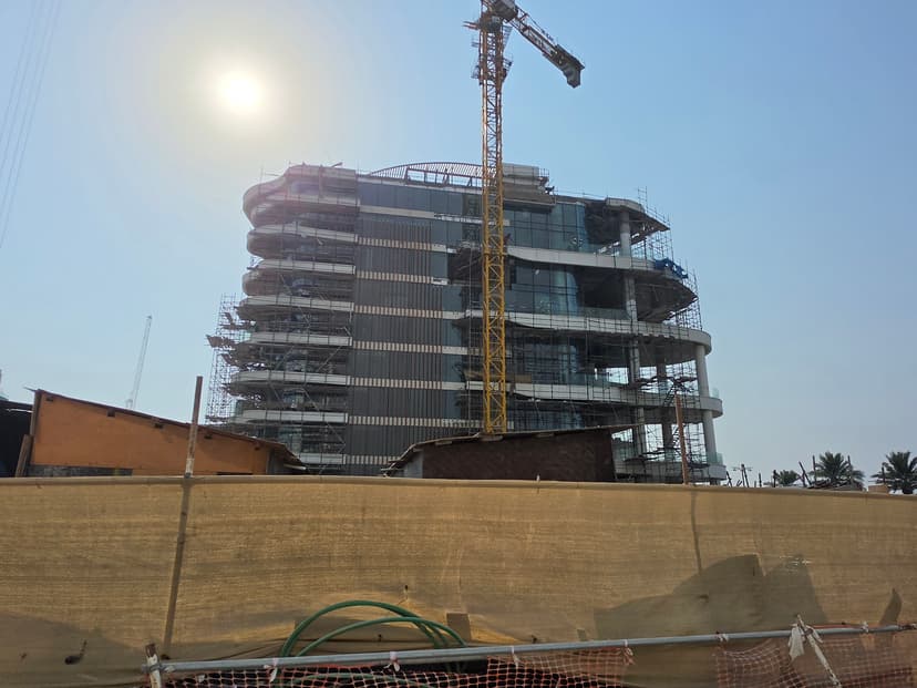 One Crescent construction — photo 3